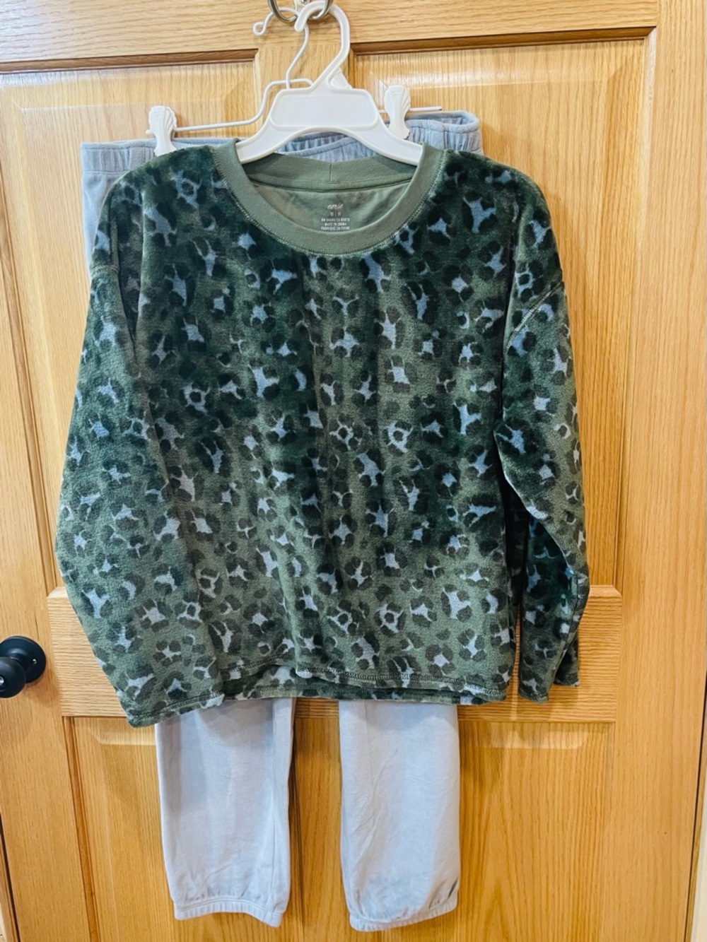 aerie Olive Green & Blue Leopard-Print lounge set
